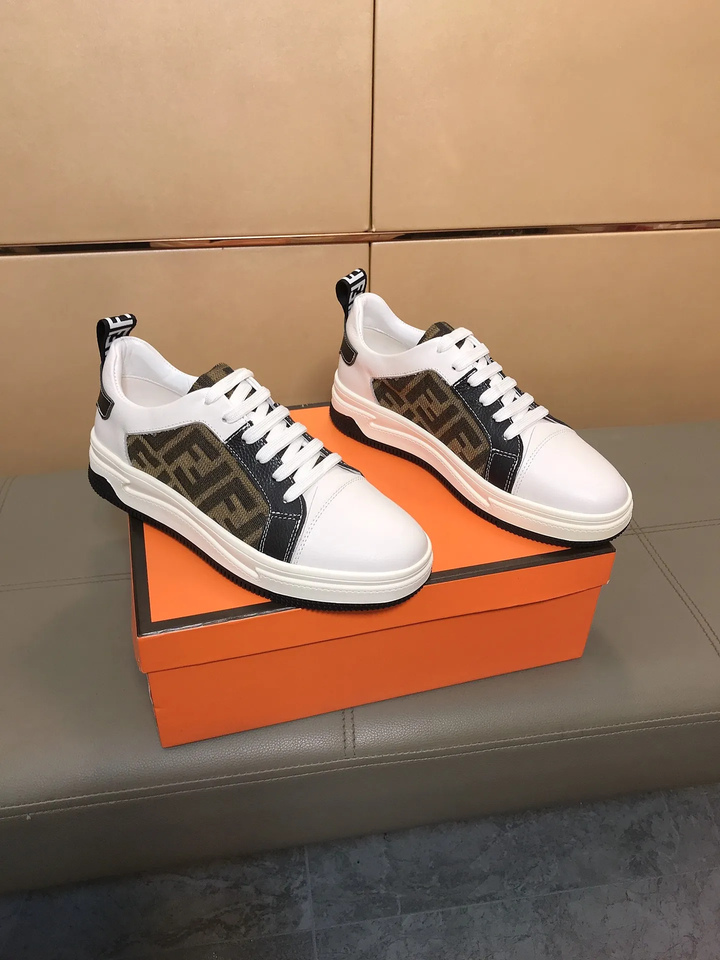 Factory price 400 🕷️🕷️FENDI [Fendi] Men’s new casual shoes are hot! , that kind of calm connotation️elegant taste is indescribable to start the journey of fashionable shoes💍💍to cope with various occasions calmly! The momentum of the big names speaks for itself! Comfortable and comfortable on the feet! Material: Imported cowhide + printed material, sheepskin lining. Fashion essential! 2 colors available! Code number: 38-44